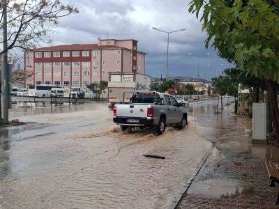 Didim’de sağanak yağış etkili oldu
