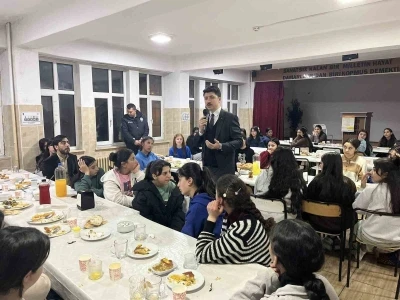 Digor Kaymakamı Ahmed Tayyib Kahraman &ouml;ğrencilerle iftar sofrasında buluştu
