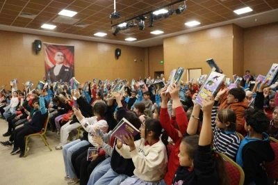 Dijital bağımlılık ve akran zorbalığına karşı kitaplı m&uuml;cadele
