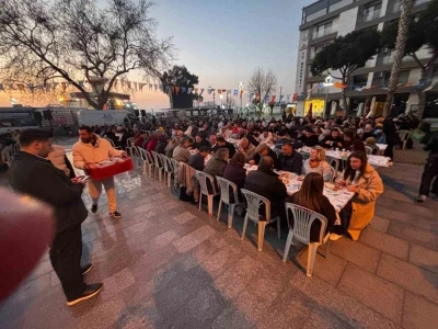 Dikili Cumhuriyet Meydanı&rsquo;nda binler aynı sofrada
