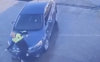 Dikkatsiz sürücünün polise çarpma anı kamerada
