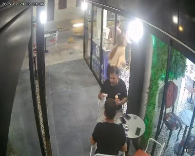 Dikkatsizliğiyle cam kapıya çarpan kadın personelin yere savrulduğu anlar kamerada
