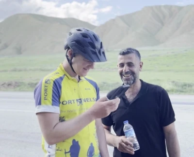 Dil engelini yapay zekayla &ccedil;&ouml;zd&uuml;ler: Erzurum yolunda İngiliz turiste Şenkaya misafirperverliği
