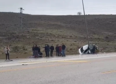 Direğe &ccedil;arpan otomobil ikiye katlandı: 1 yaralı
