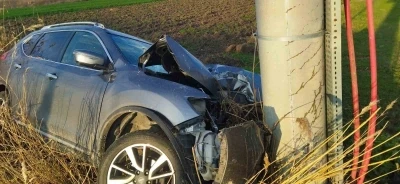 Direğe &ccedil;arpan otomobil s&uuml;r&uuml;c&uuml;s&uuml; yaralandı
