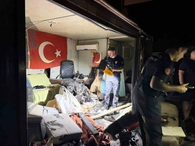 Direğe &ccedil;arpan otomobilin motoru fırlayıp iş&ccedil;ilerin kaldığı barakaya u&ccedil;tu: 1 ağır yaralı
