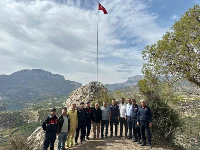 Direk yenilendi, yeni bayrak göndere çekildi

