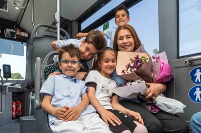 Direksiyon başında bir anne, durakta bekleyen d&ouml;rt kalp
