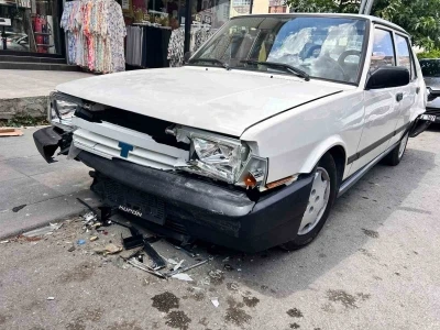 Direksiyon hakimiyetini kaybeden minibüs sürücüsü, park halindeki 4 otomobile çarptı
