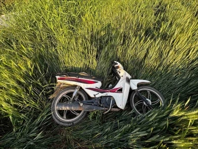 Direksiyon hakimiyetini kaybeden motosiklet s&uuml;r&uuml;c&uuml;s&uuml; tarlaya u&ccedil;tu: 2 yaralı
