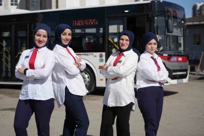 Direksiyonda kadın g&uuml;c&uuml;: Samsun&rsquo;da yolcuları kadın şof&ouml;rler taşıyor
