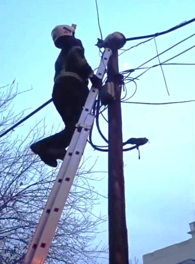 Direkte mahsur kalan kedi itfaiye tarafından indirildi
