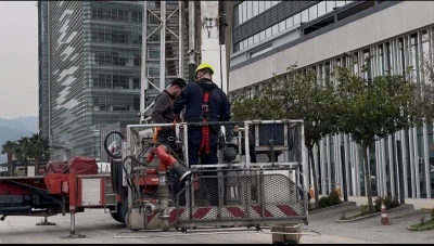 Dış cephede cam silerken asans&ouml;r sistemi arıza yapınca mahsur kaldılar: İtfaiyenin m&uuml;dahalesiyle kurtarıldılar
