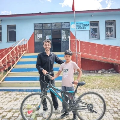 Diyadin’de başarılı öğrenciye bisiklet hediyesi
