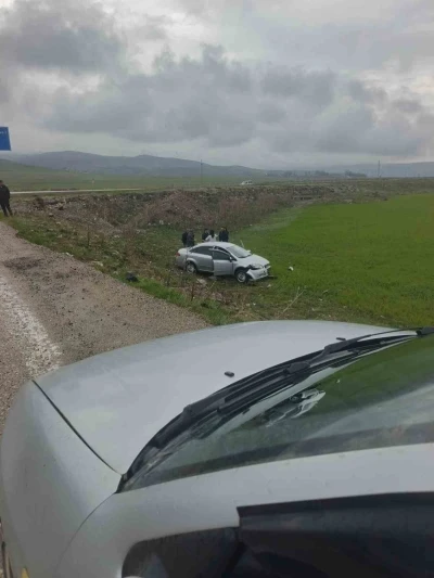 Diyadin&rsquo;de direksiyon hakimiyetini kaybeden s&uuml;r&uuml;c&uuml; şarampole u&ccedil;tu
