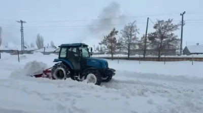 Diyadin&rsquo;de kar engel olamadı, k&ouml;y harekete ge&ccedil;ti
