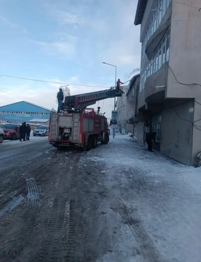 Diyadin&rsquo;de tehlike oluşturan buz sarkıtları temizlendi
