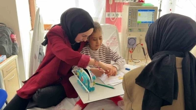 Diyaliz merkezinde 13 yaşındaki Melek i&ccedil;in okuma yazma seferberliği
