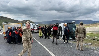 Diyarbakır-Bing&ouml;l kara yolunda yolcu otob&uuml;s&uuml; devrildi: &Ouml;l&uuml; ve &ccedil;ok sayıda yaralı var