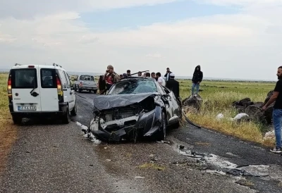 Diyarbakır&rsquo;da 2 kişinin &ouml;ld&uuml;ğ&uuml; kaza anı cep telefonu kamerasına yansıdı
