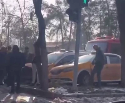 Diyarbakır&rsquo;da 3 taksi &ccedil;arpıştı
