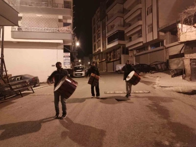 Diyarbakır&rsquo;da 40 yıldır halay davulu &ccedil;alarak sahura uyandırıyorlar

