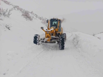 Diyarbakır&rsquo;da, 6 il&ccedil;ede 319 kilometrelik kırsal mahalle yolu ulaşıma a&ccedil;ıldı
