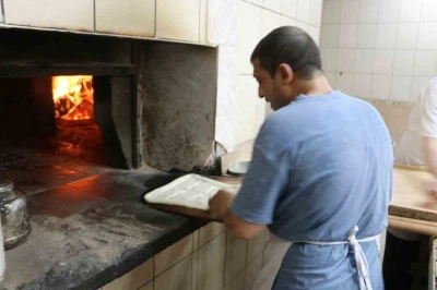 Diyarbakır&rsquo;da 60 derece sıcakta &rsquo;ekmek&rsquo; mesaisi
