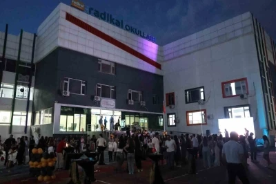 Diyarbakır&rsquo;da 8&rsquo;inci sınıf &ouml;ğrenciler kep attı
