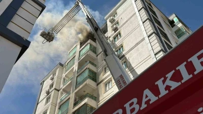 Diyarbakır’da 8 katlı binada korkutan yangın: Vatandaşlar tahliye edildi
