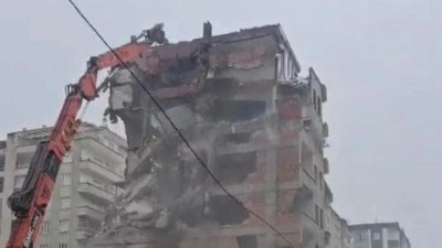 Diyarbakır'da ağır hasarlı bina saniyeler i&ccedil;inde yerle bir oldu