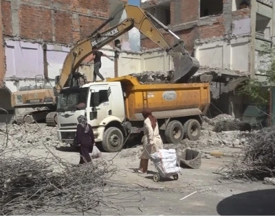 Diyarbakır&rsquo;da ağır hasarlı bina yıkılırken yandaki sağlam bina da hasar aldı

