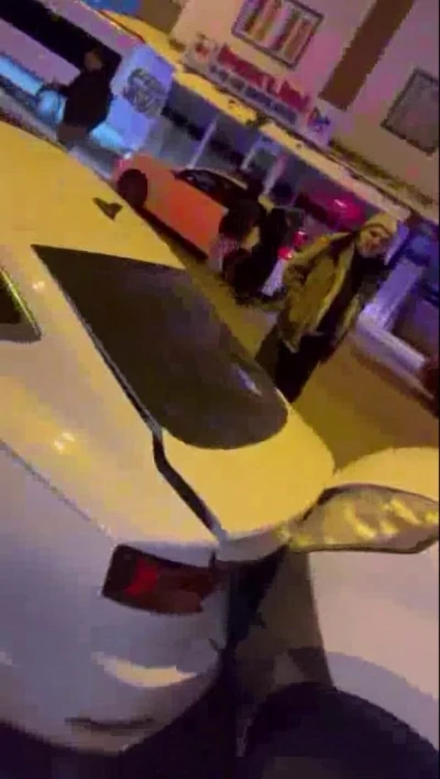 Diyarbakır&rsquo;da alkoll&uuml; s&uuml;r&uuml;c&uuml;ler paniğe neden oldu: Biri polisten ka&ccedil;tı, diğeri 8 aracı bi&ccedil;ti
