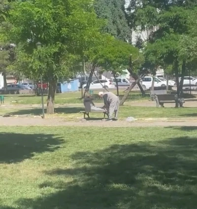 Diyarbakır&rsquo;da amcalar yaşlarına aldırış etmeden parkta mekik &ccedil;ekti
