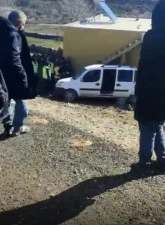 Diyarbakır&rsquo;da ara&ccedil; evin duvarına &ccedil;arptı: 2 yaralı