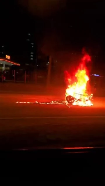 Diyarbakır’da aracın çarptığı motosiklet savrulup alev aldı: 1 yaralı
