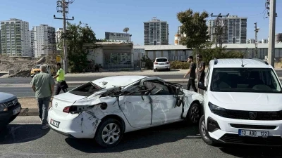Diyarbakır’da asfalt paleti otomobili biçti
