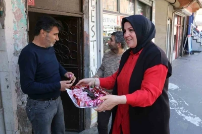 Diyarbakır&rsquo;da bayram dayanışması sokaklara taştı
