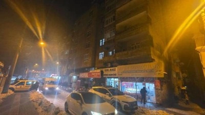 Diyarbakır'da binanın kolonu &ccedil;atladı! 83 kişi tahliye edildi