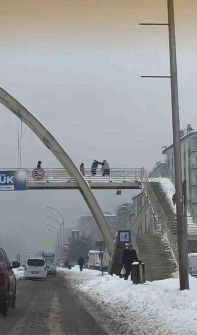 Diyarbakır&rsquo;da bir şahıs &ccedil;ocukları &ouml;ld&uuml;resiye d&ouml;vd&uuml;: O anlar kamerada
