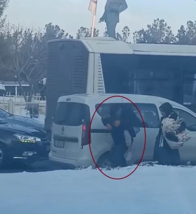 Diyarbakır&rsquo;da bir vatandaş tıkanan yolda hastasını sırtında taşıdı
