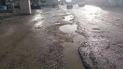 Diyarbakır&rsquo;da bozulan yollar s&uuml;r&uuml;c&uuml;lere zor anlar yaşatıyor
