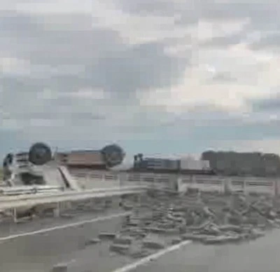 Diyarbakır&rsquo;da briket y&uuml;kl&uuml; tır yan yattı: 1 yaralı