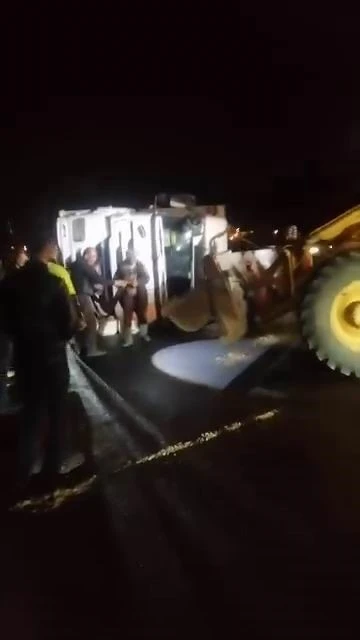 Diyarbakır&rsquo;da buğday y&uuml;kl&uuml; tır devrildi, yol saatlerce kapalı kaldı

