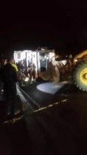 Diyarbakır&rsquo;da buğday y&uuml;kl&uuml; tır devrildi, yol saatlerce kapalı kaldı