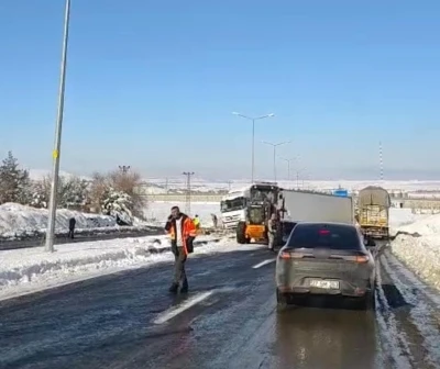 Diyarbakır&rsquo;da buzlanma nedeniyle tır yoldan &ccedil;ıktı
