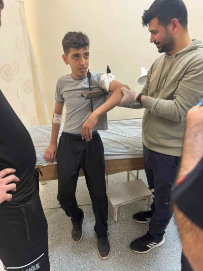 Diyarbakır&rsquo;da demir korkuluk, k&uuml;&ccedil;&uuml;k &ccedil;ocuğun koluna saplandı

