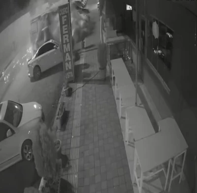 Diyarbakır&rsquo;da devrilen tırın 7 araca &ccedil;arpma anı kameraya yansıdı

