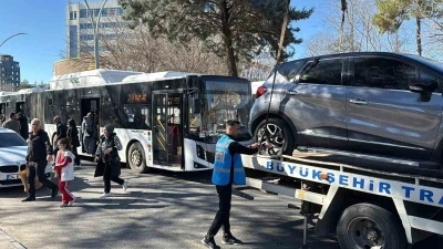 Diyarbakır&rsquo;da durak &ouml;nlerine park eden ara&ccedil;lar &ccedil;ekildi
