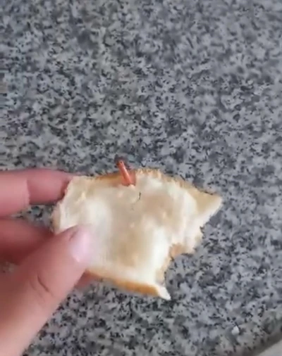 Diyarbakır’da ekmeğin içinden kablo çıktı
